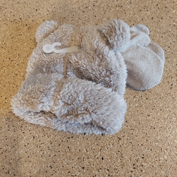 TOBY Baby gray fuzzy Winter Hat and mittens Set Soft Cozy Set 0-6 months - Picture 2 of 4